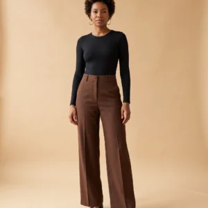 Calça Pantalona Vitória Café em estúdio