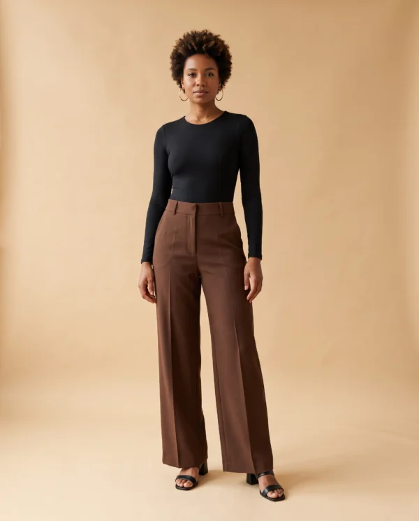 Calça Pantalona Vitória Café em estúdio