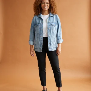 Jaqueta Jeans Bia em estúdio