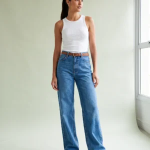 Calça Jeans Wide Leg Alma em estúdio
