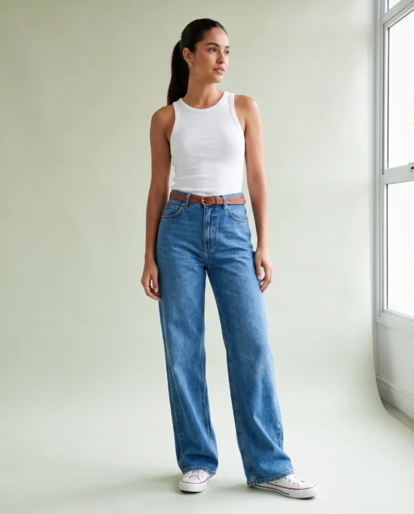 Calça Jeans Wide Leg Alma em estúdio