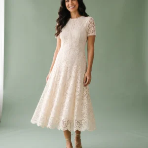 Vestido Guipir Celeste Off White em estúdio