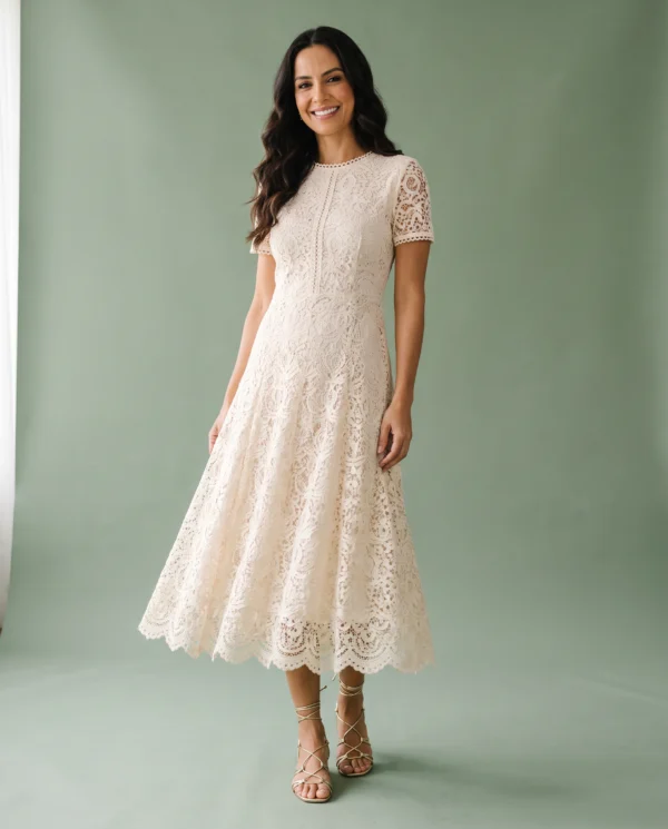 Vestido Guipir Celeste Off White em estúdio