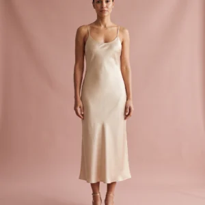Vestido Cetim Lua em estúdio